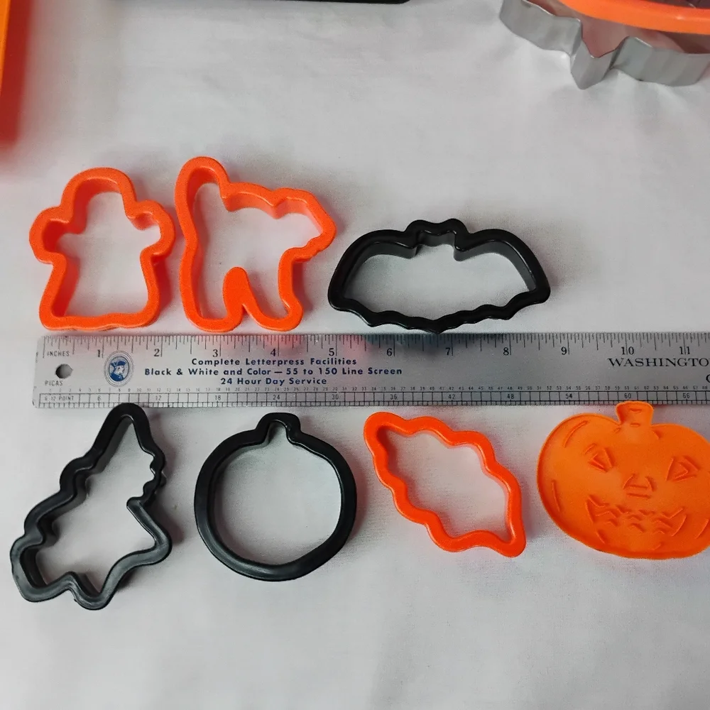 Vintage 18pcs Halloween Cookie Cutters & Jello Mold Holiday Dessert Utensils